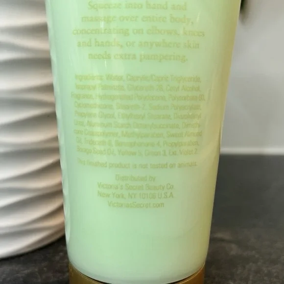 Victoria's Secret Forbidden Fantasy Ultra Moisturizing Hand & Body Cream 7.25 Oz - Picture 4 of 4